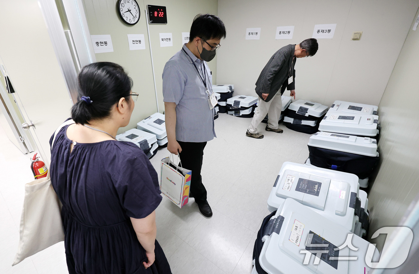 (서울=뉴스1) 박지혜 기자 = 공정선거 참관단이 3일 서울 서대문구선거관리위원회에서 사전투표함과 우편투표함 이송 과정을 지켜보고 있다.  2025.6.3/뉴스1
