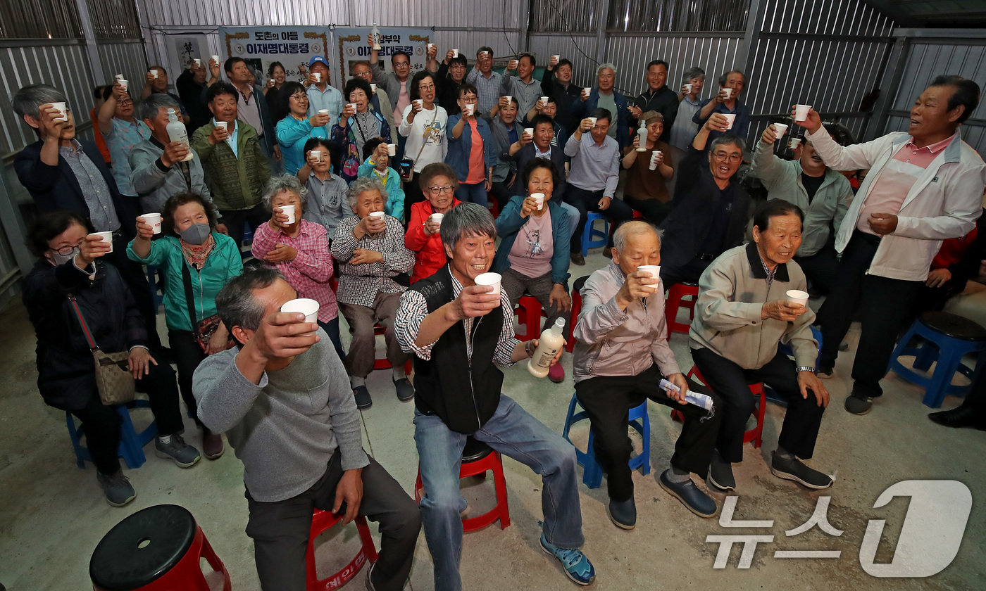 (안동=뉴스1) 공정식 기자 = 제21대 대통령 선거일인 3일 오후 이재명 더불어민주당 대통령 후보의 고향인 경북 안동시 예안면 도촌리 경로당에 모여 있던 주민들이 투표 종료 후 …