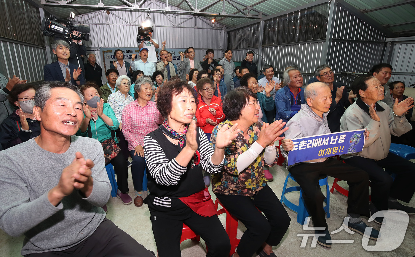 (안동=뉴스1) 공정식 기자 = 제21대 대통령 선거일인 3일 오후 이재명 더불어민주당 대통령 후보의 고향인 경북 안동시 예안면 도촌리 경로당에 모여 있던 주민들이 투표 종료 후 …