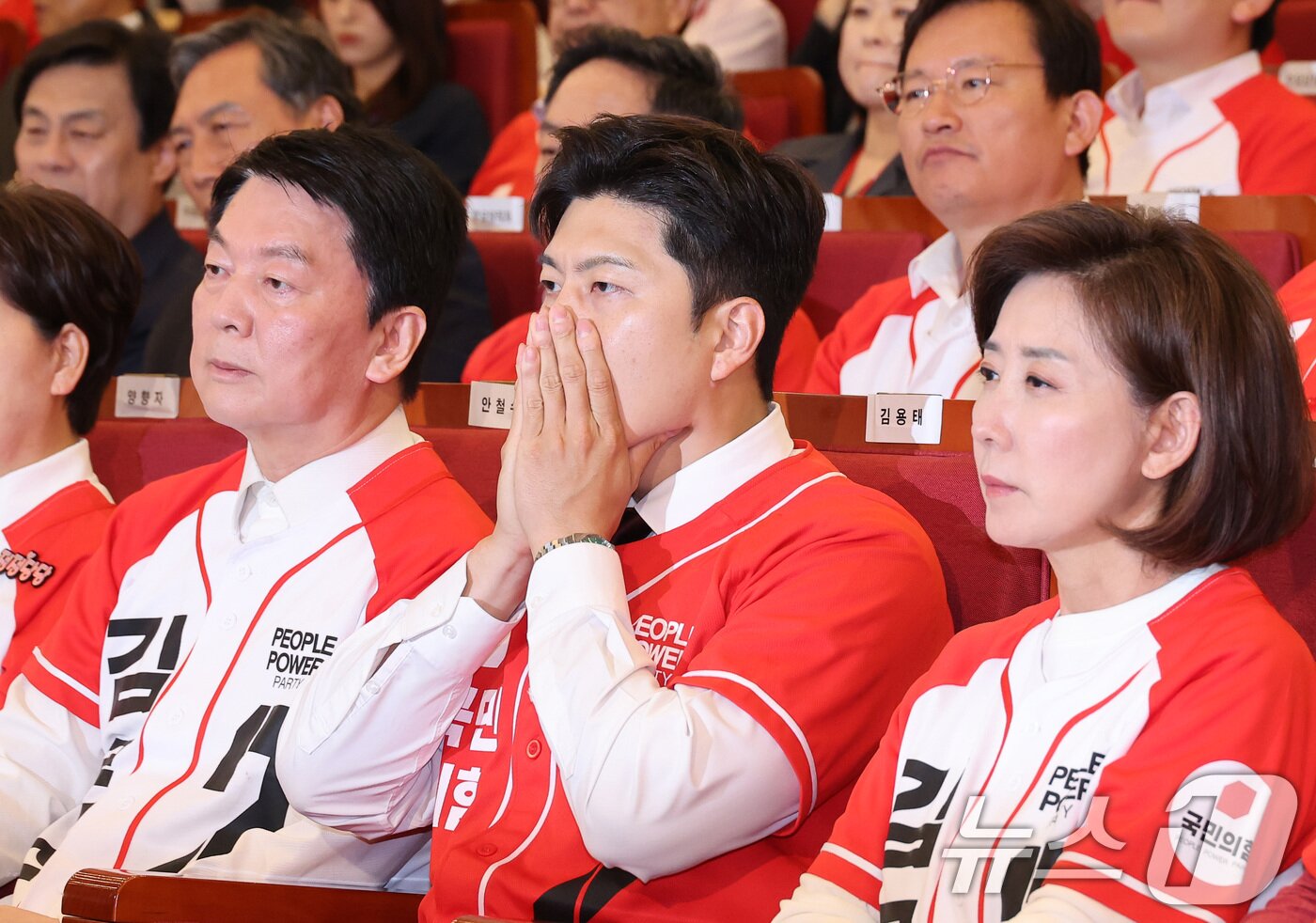 본문 이미지 - 김용태 국민의힘 비상대책위원장을 비롯한 의원들이3일 오후 서울 여의도 국회 도서관에 마련된 제21대 대통령선거개표상황실에서 출구조사 결과를 지켜보고 있다. &#40;공동취재&#41; 2025.6.3/뉴스1 ⓒ News1 이광호 기자