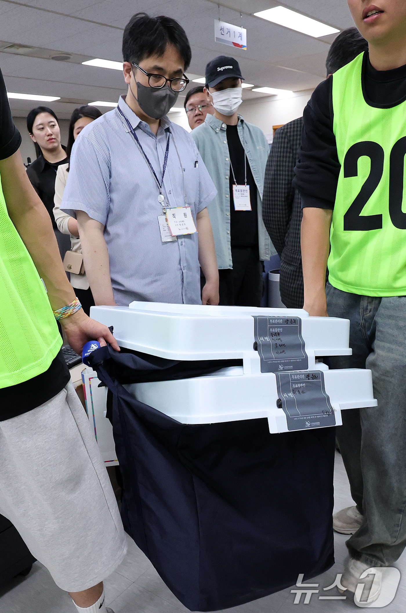 (서울=뉴스1) 박지혜 기자 = 공정선거 참관단이 3일 서울 서대문구선거관리위원회에서 사전투표함과 우편투표함 이송 과정을 지켜보고 있다.  2025.6.3/뉴스1