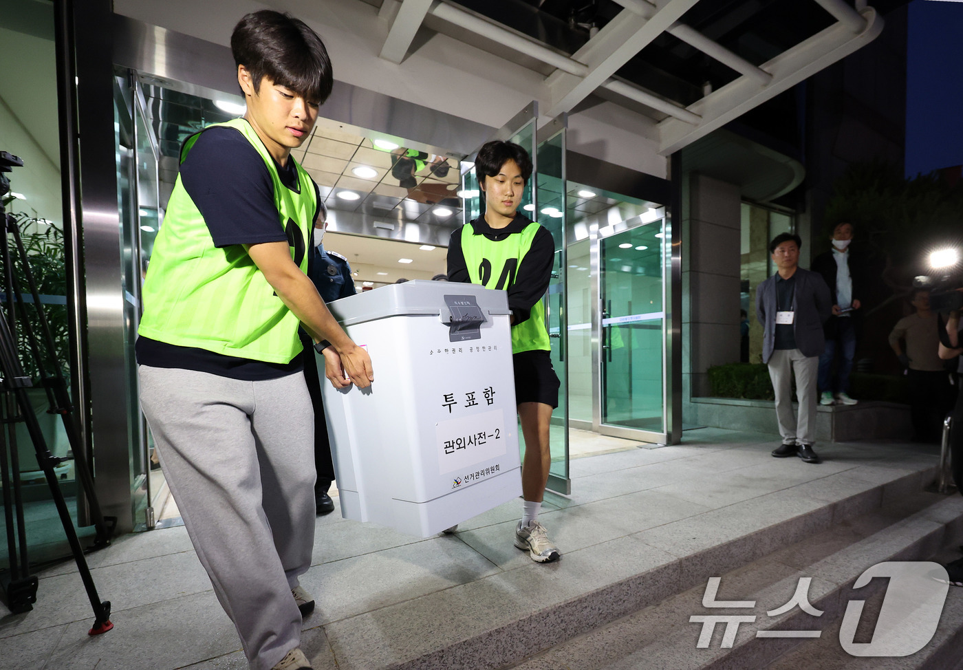 (서울=뉴스1) 박지혜 기자 = 공정선거 참관단이 3일 서울 서대문구선거관리위원회에서 사전투표함과 우편투표함 이송 과정을 지켜보고 있다.  2025.6.3/뉴스1