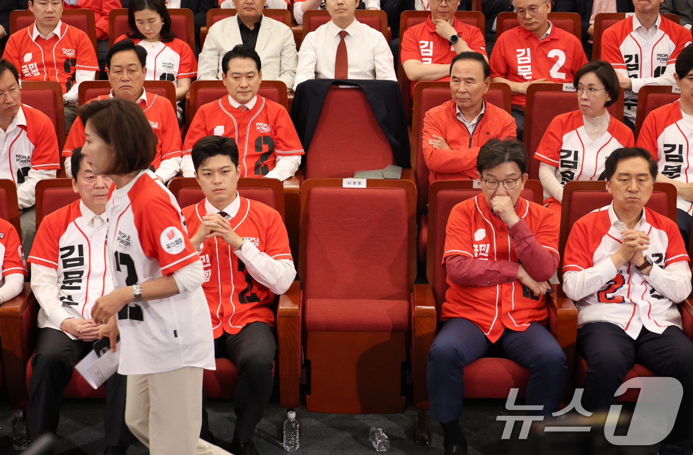 (서울=뉴스1) 이광호 기자 = 나경원 국민의힘 공동선대위원장이 3일 오후 서울 여의도 국회 도서관에 마련된 제21대 대통령선거개표상황실에서 출구조사 결과를 지켜본 후 이석하고 있 …
