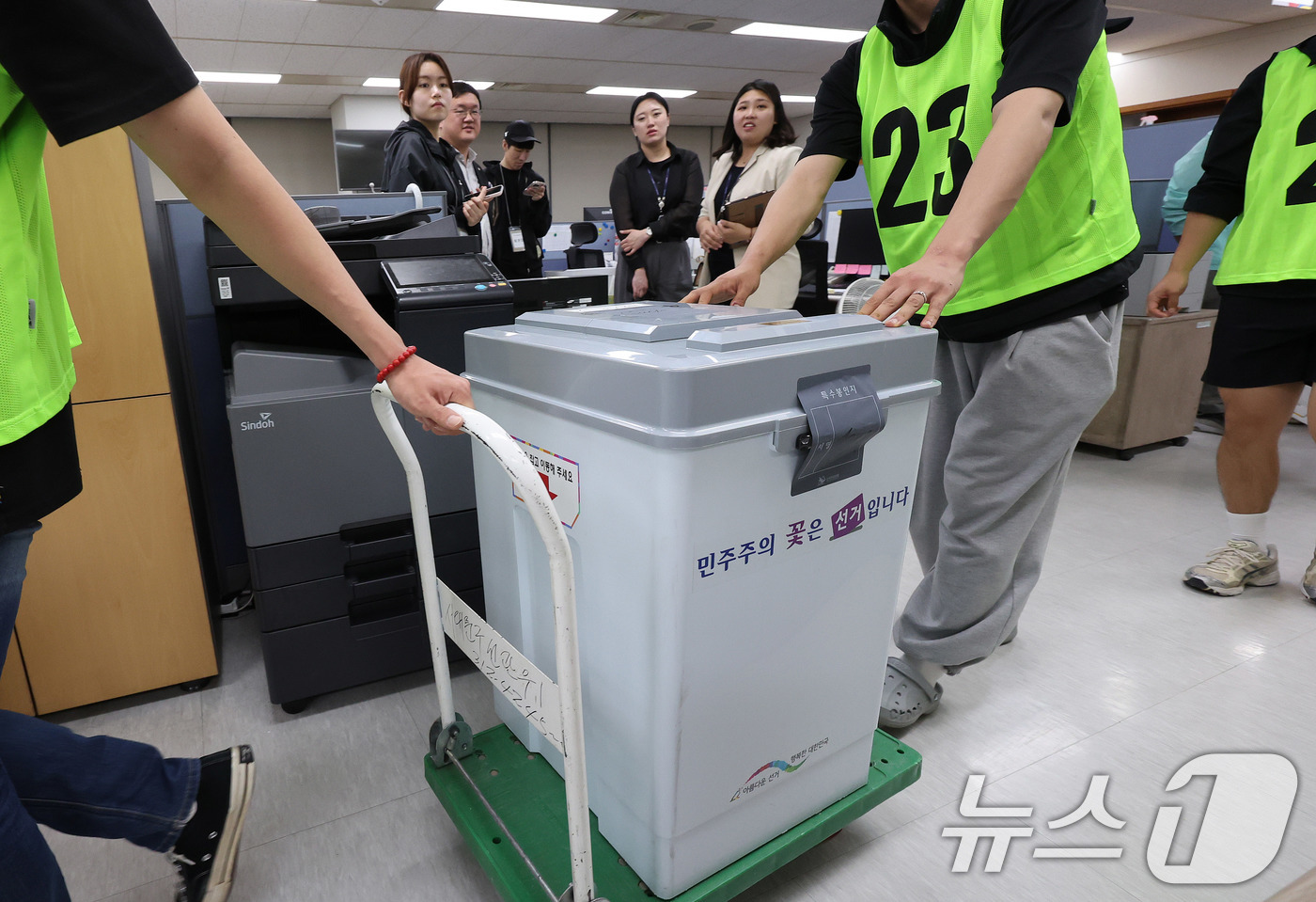 (서울=뉴스1) 박지혜 기자 = 공정선거 참관단이 3일 서울 서대문구선거관리위원회에서 사전투표함과 우편투표함 이송 과정을 지켜보고 있다.  2025.6.3/뉴스1