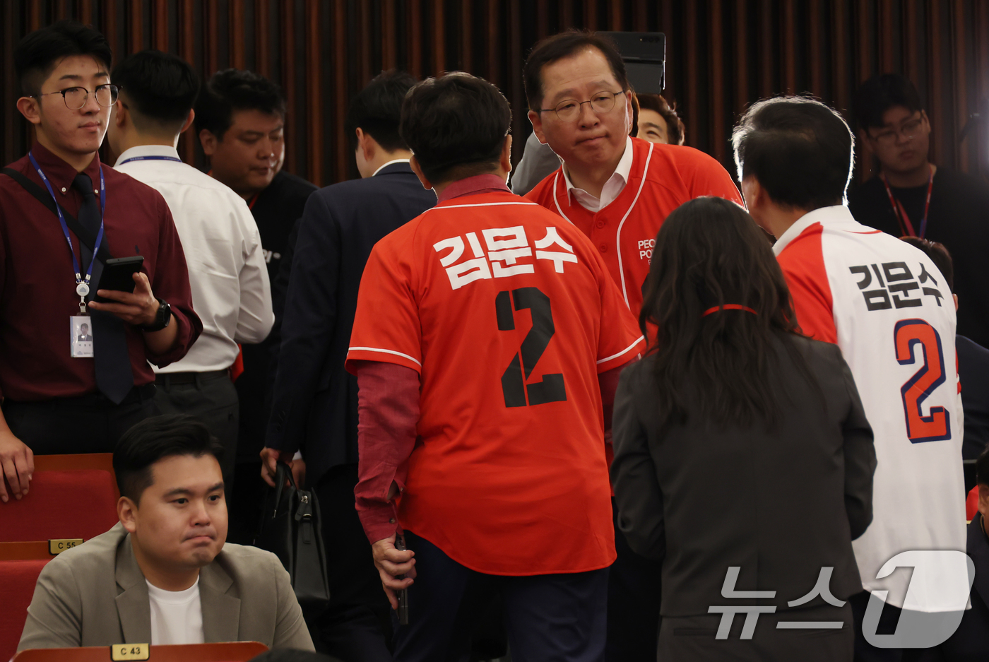 (서울=뉴스1) 이광호 기자 = 권성동 국민의힘 공동선대위원장이 3일 오후 서울 여의도 국회 도서관에 마련된 제21대 대통령선거개표상황실에서 출구조사 결과를 지켜본 후 이석하고 있 …