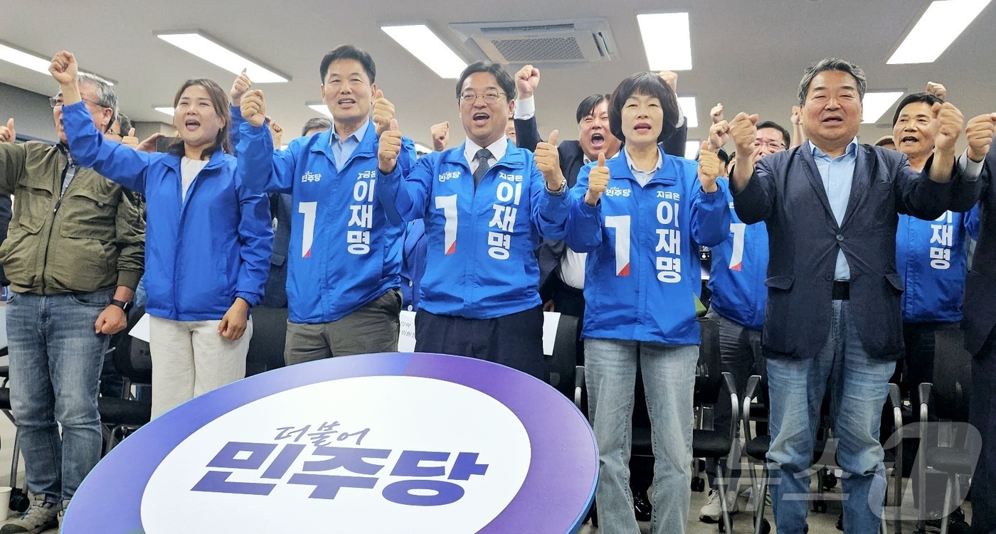 (대구=뉴스1) 남승렬 기자 = 3일 오후 제21대 대선 본투표가 종료된 직후 지상파 방송3사가 실시한 공동 출구조사에서 이재명 더불어민주당 대통령 후보가 우세하다는 예측 결과가 …