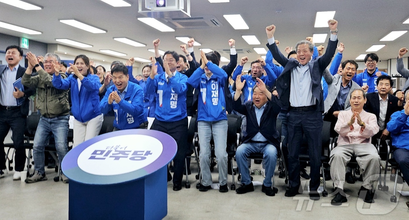 (대구=뉴스1) 남승렬 기자 = 3일 오후 제21대 대선 본투표가 종료된 직후 지상파 방송3사가 실시한 공동 출구조사에서 이재명 더불어민주당 대통령 후보가 우세하다는 예측 결과가 …