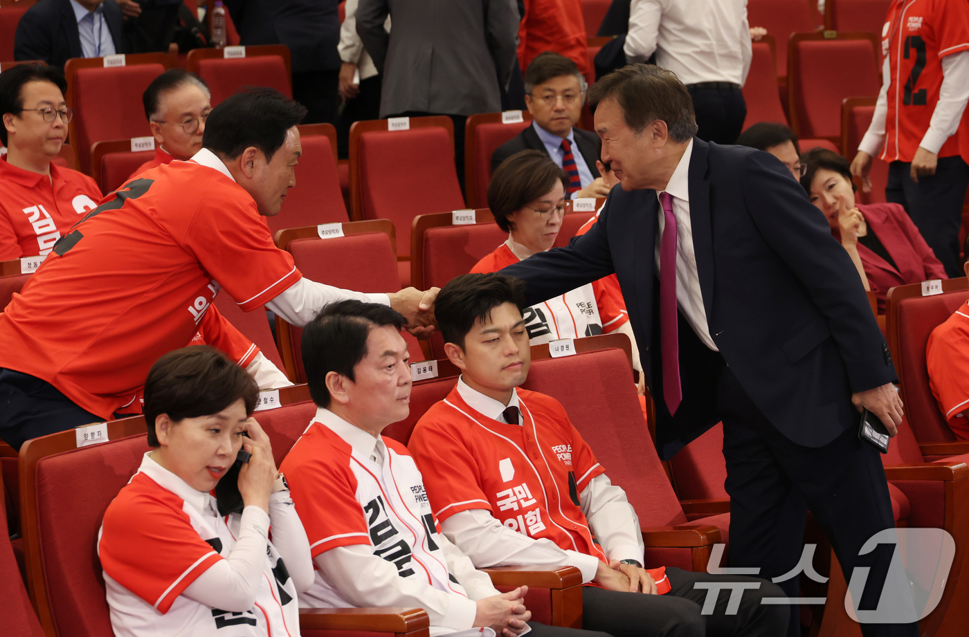 (서울=뉴스1) 이광호 기자 = 손학규 전 바른미래당 대표가 3일 오후 서울 여의도 국회 도서관에 마련된 제21대 대통령선거개표상황실에서 출구조사 결과를 지켜본 후 인사를 나누고 …