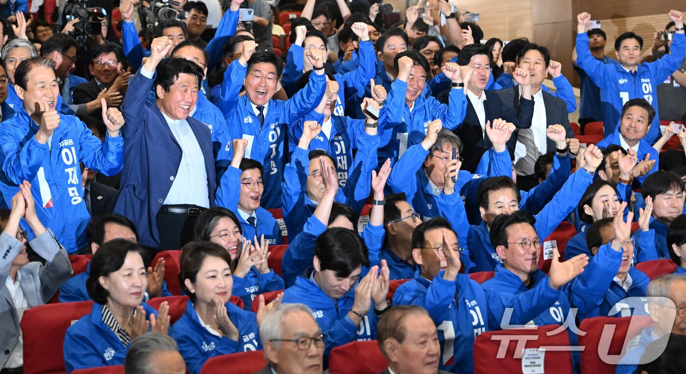 본문 이미지 - 더불어민주당 의원 및 관계자들이 3일 서울 여의도 국회의원회관 개표상황실에서 제21대 대통령선거 지상파 출구조사 결과 이재명 후보가 51.7%로 앞서는 것으로 발표되자 환호하고 있다. &#40;공동취재&#41; 2025.6.3/뉴스1 ⓒ News1 안은나 기자
