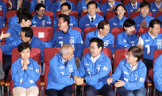 '환호성' 민주, '탄식' 터진 국힘·개혁신당…출구조사에 희비 뚜렷(종합)