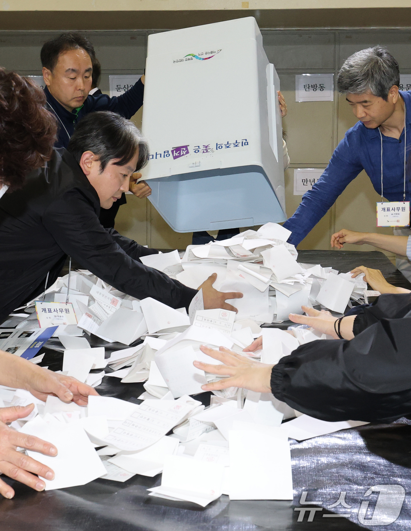(대전=뉴스1) 김기태 기자 = 제21대 대통령 선거일인 3일 대전 서구 KT인재개발원에 마련된 개표소에서 개표사무원들이 투표용지를 분류하고 있다. 2025.6.3/뉴스1