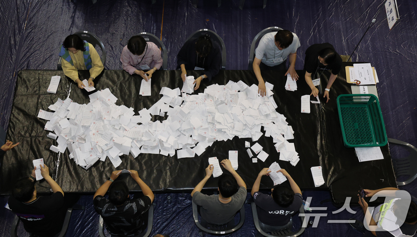(대전=뉴스1) 김기태 기자 = 제21대 대통령 선거 투표가 실시된 3일 대전 서구 KT인재개발원에 마련된 개표소에서 개표사무원들이 투표용지를 분류하고 있다. 2025.6.3/뉴스 …