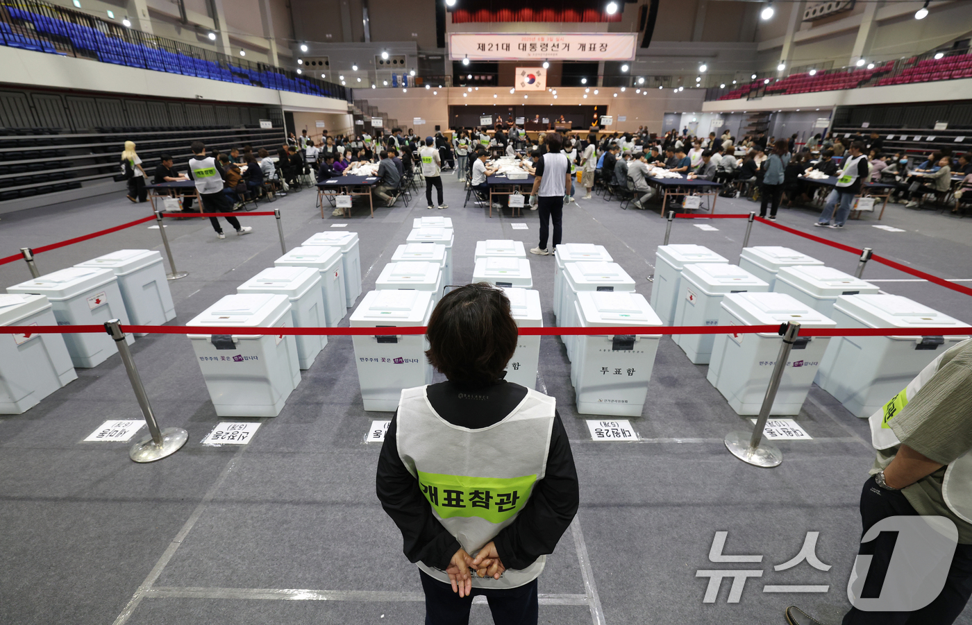 (오산=뉴스1) 김영운 기자 = 제21대 대통령선거일인 3일 오후 경기 오산시 오산오색문화체육센터에 마련된 개표소에서 개표 사무원들이 개표를 하고 있다. 2025.6.3/뉴스1