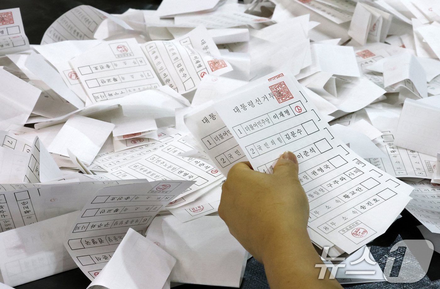 (대전=뉴스1) 김기태 기자 = 제21대 대통령 선거 투표가 실시된 3일 대전 서구 KT인재개발원에 마련된 개표소에서 개표사무원들이 투표용지를 분류하고 있다. 2025.6.3/뉴스 …