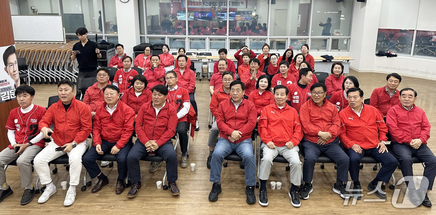 본문 이미지 - 국민의힘 울산시당 선거대책위원회 관계자들이 3일 울산 국민의힘 시당 개표상황실에서 제21대 대통령선거 지상파 출구조사 결과 이재명 후보가 51.7%로 앞서는 것으로 발표되자 침묵에 빠져 있다. 2025.6.3/뉴스1ⓒ News1 조민주 기자
