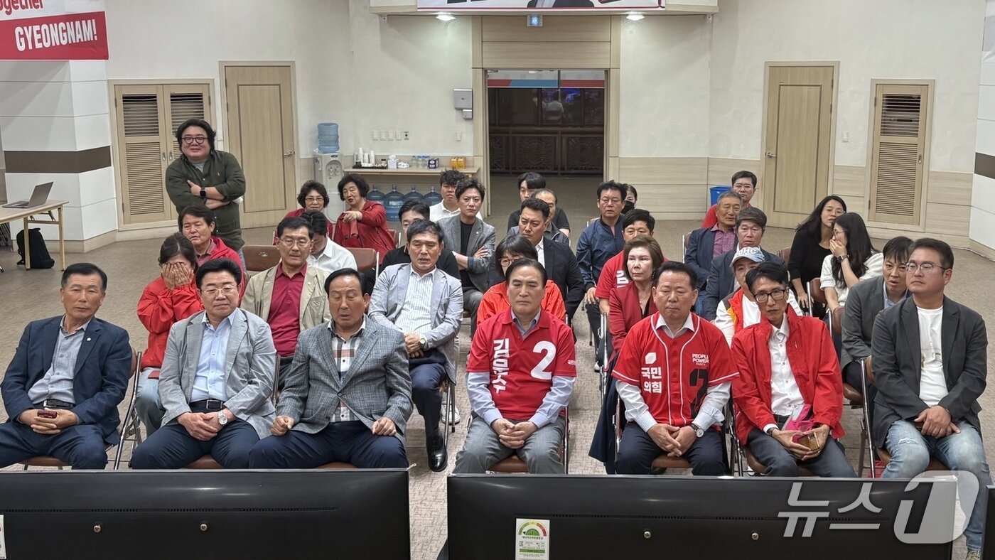 본문 이미지 - 김종양 국민의힘 경남도당 공동선거대책위원장&#40;맨 앞줄 가운데&#41;을 비롯한 도당 관계자들이 3일 오후 창원시 의창구 국민의힘 경남도당에 마련된 제21대 대통령선거 개표상황실에서 출구조사 결과를 침통한 표정으로 지켜보고 있다.2025.6.3/뉴스1 강정태 기자