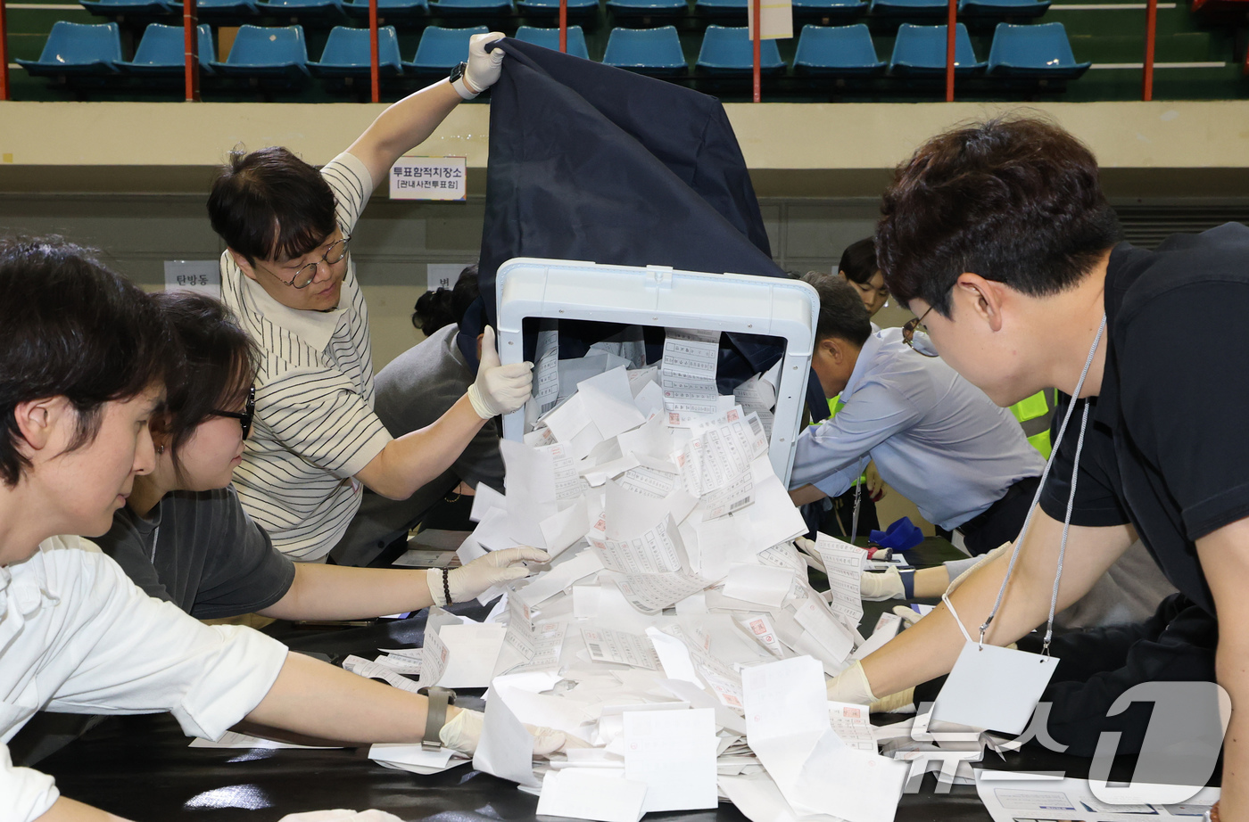 (대전=뉴스1) 김기태 기자 = 제21대 대통령 선거 투표가 실시된 3일 대전 서구 KT인재개발원에 마련된 개표소에서 개표사무원들이 사전투표 투표함 투표용지를 꺼내고 있다. 202 …