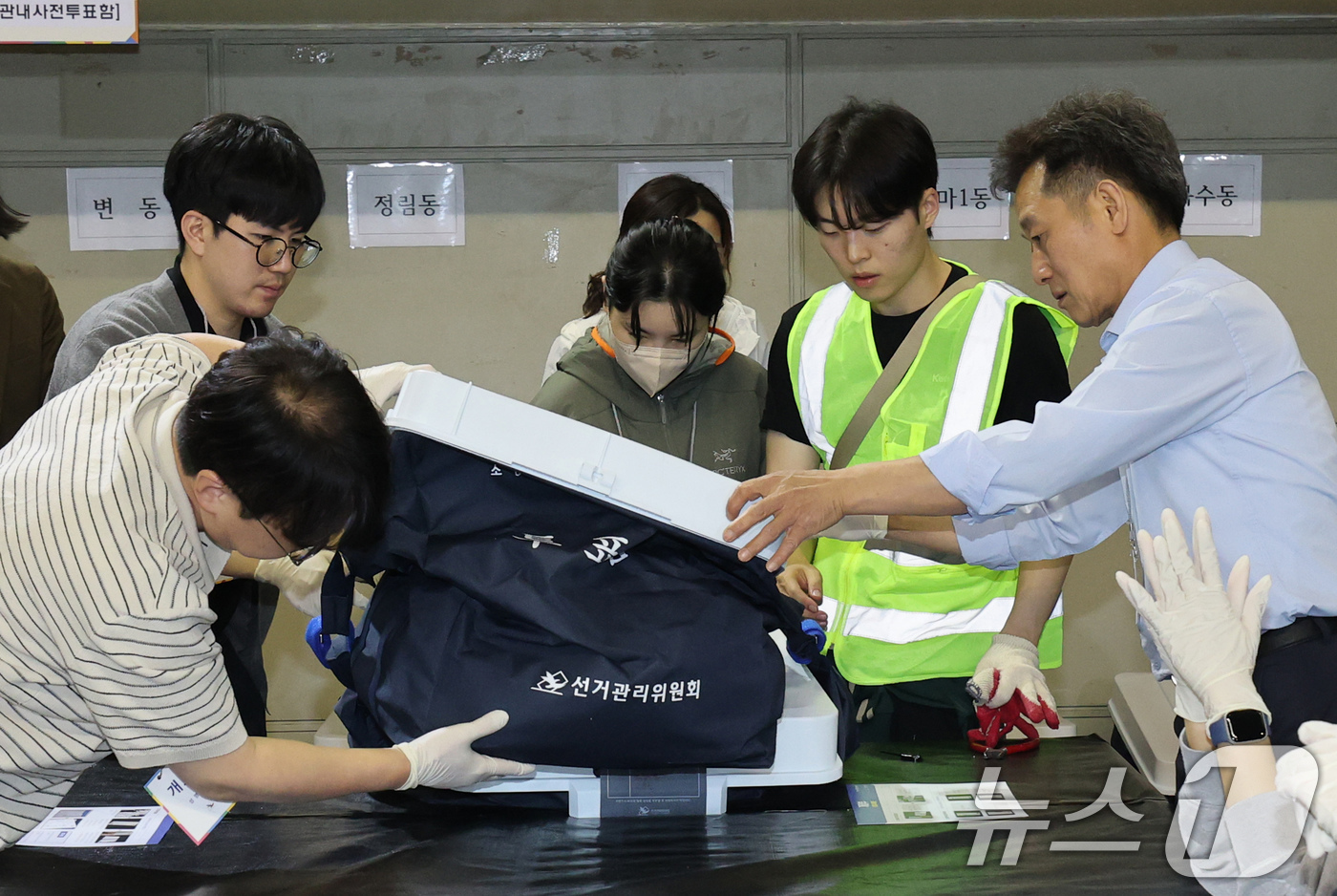 (대전=뉴스1) 김기태 기자 = 제21대 대통령 선거 투표가 실시된 3일 대전 서구 KT인재개발원에 마련된 개표소에서 개표사무원들이 사전투표 투표함을 개함하고 있다. 2025.6. …