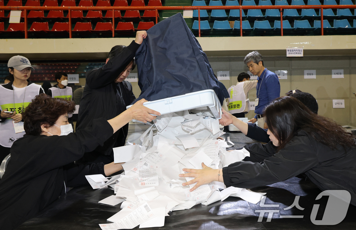 (대전=뉴스1) 김기태 기자 = 제21대 대통령 선거 투표가 실시된 3일 대전 서구 KT인재개발원에 마련된 개표소에서 개표사무원들이 사전투표 투표함 투표용지를 꺼내고 있다. 202 …