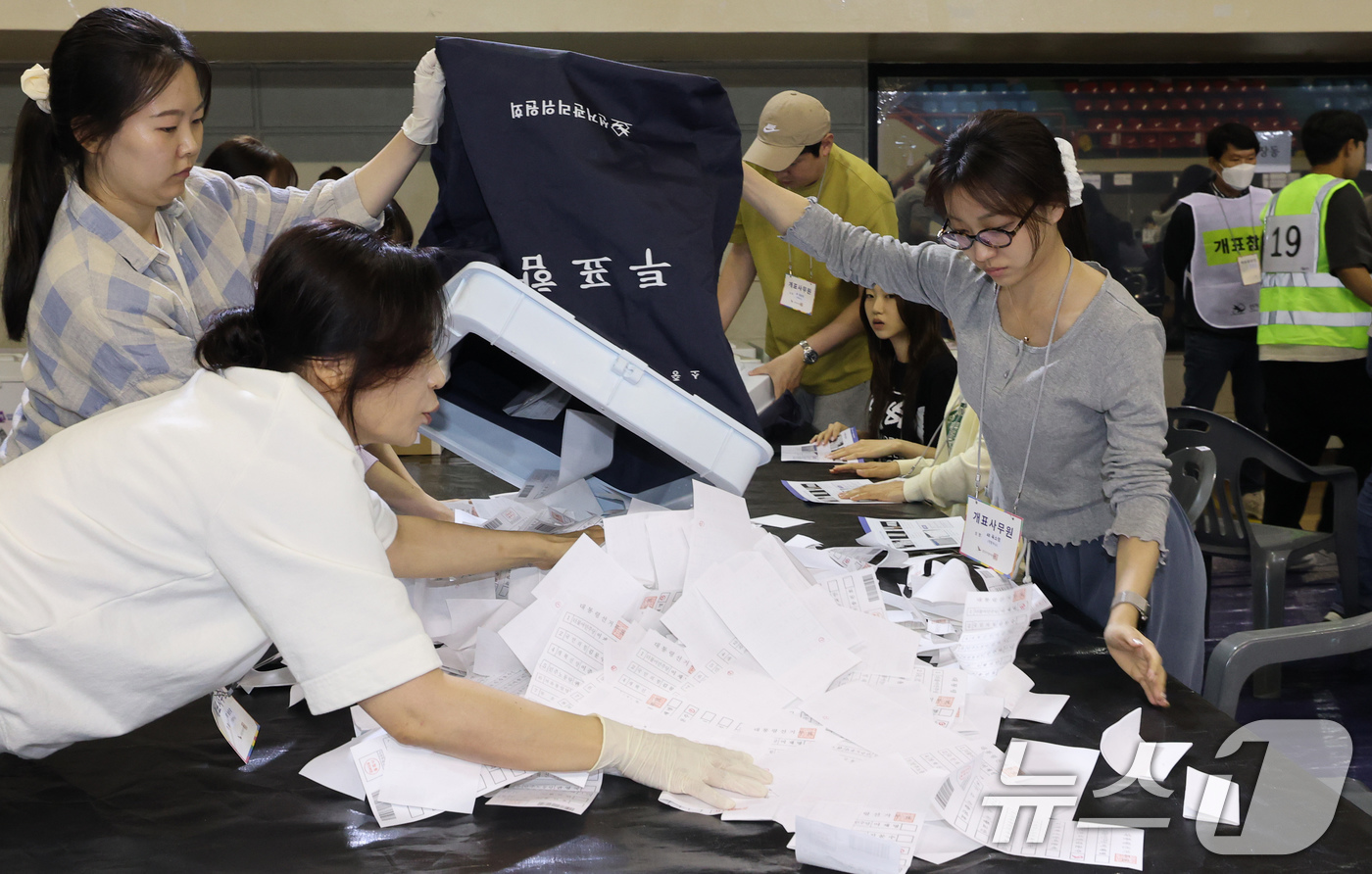 (대전=뉴스1) 김기태 기자 = 제21대 대통령 선거 투표가 실시된 3일 대전 서구 KT인재개발원에 마련된 개표소에서 개표사무원들이 사전투표 투표함 투표용지를 분류하고 있다. 20 …