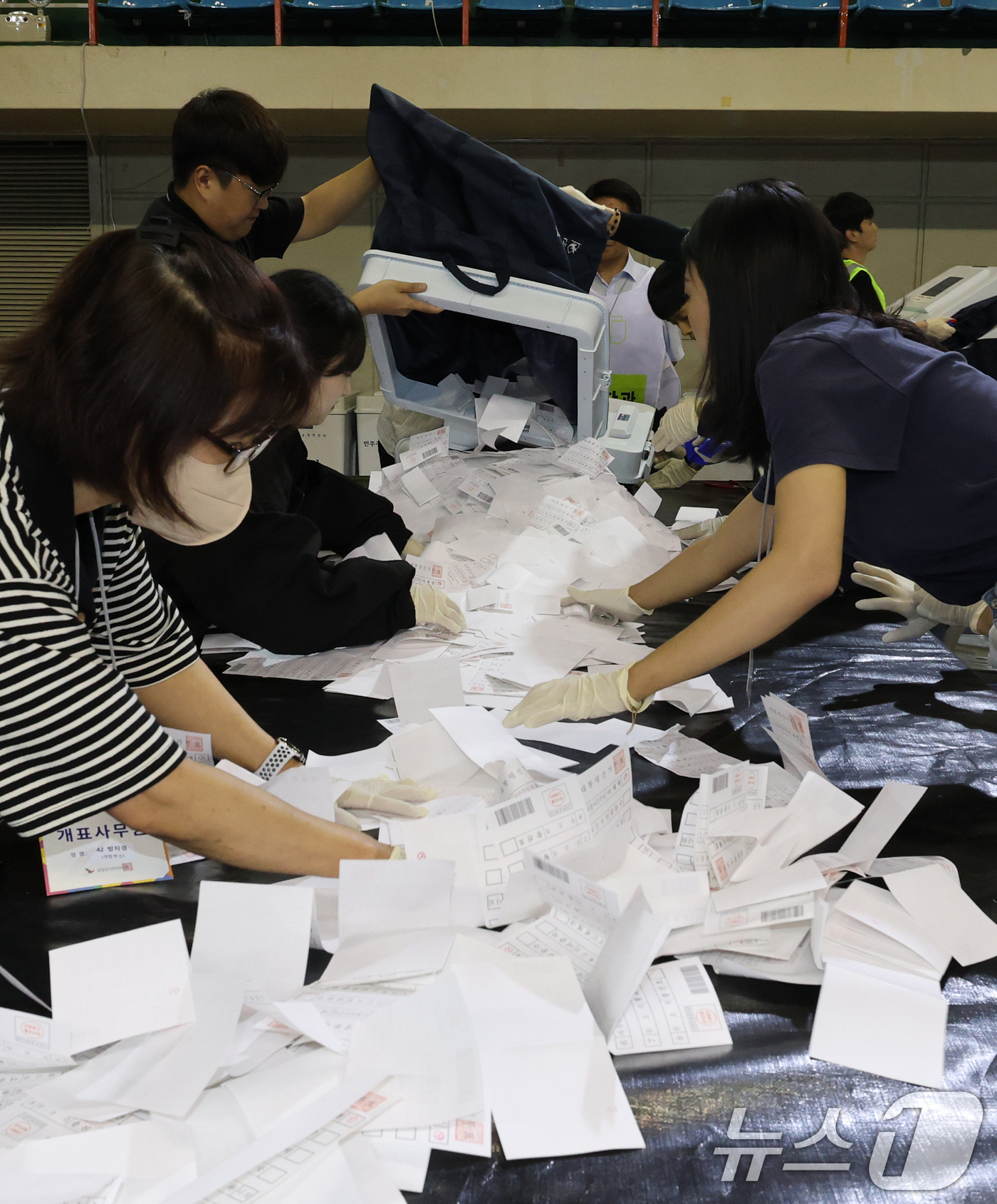 (대전=뉴스1) 김기태 기자 = 제21대 대통령 선거 투표가 실시된 3일 대전 서구 KT인재개발원에 마련된 개표소에서 개표사무원들이 사전투표 투표함 투표용지를 분류하고 있다. 20 …