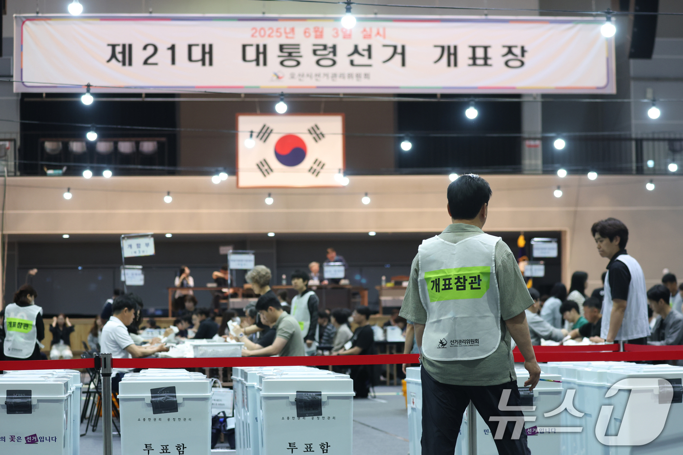 (오산=뉴스1) 김영운 기자 = 제21대 대통령 선거일인 3일 오후 경기 오산시 오산오색문화체육센터에 마련된 개표소에서 개표 참관인들이 개표를 지켜보고 있다. 2025.6.3/뉴스 …