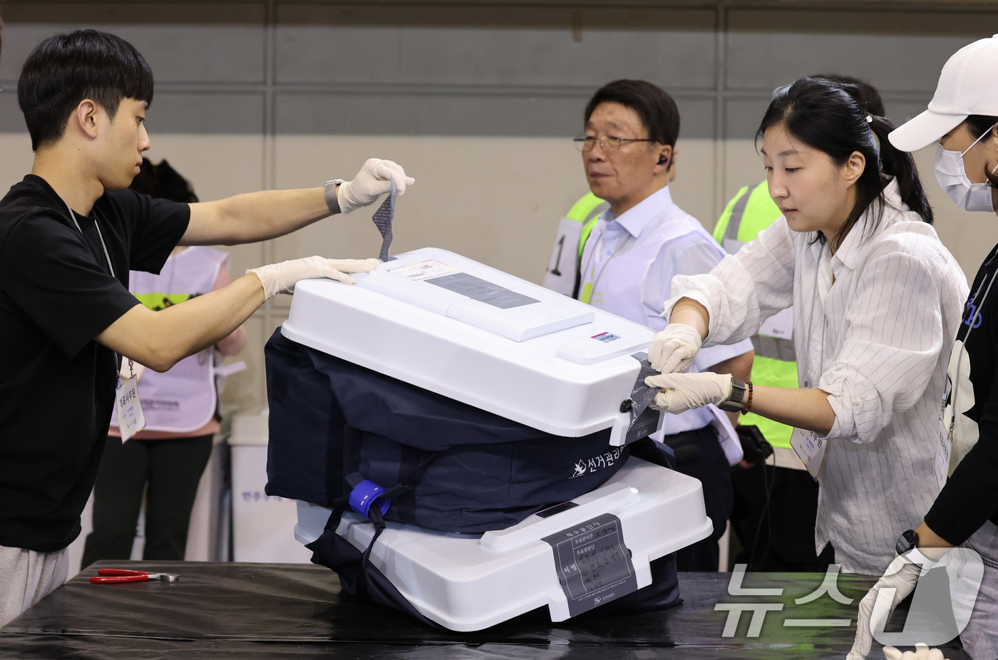 (대전=뉴스1) 김기태 기자 = 제21대 대통령 선거 투표가 실시된 3일 대전 서구 KT인재개발원에 마련된 개표소에서 개표사무원들이 사전투표 투표함 봉인지를 제거하고 있다. 202 …
