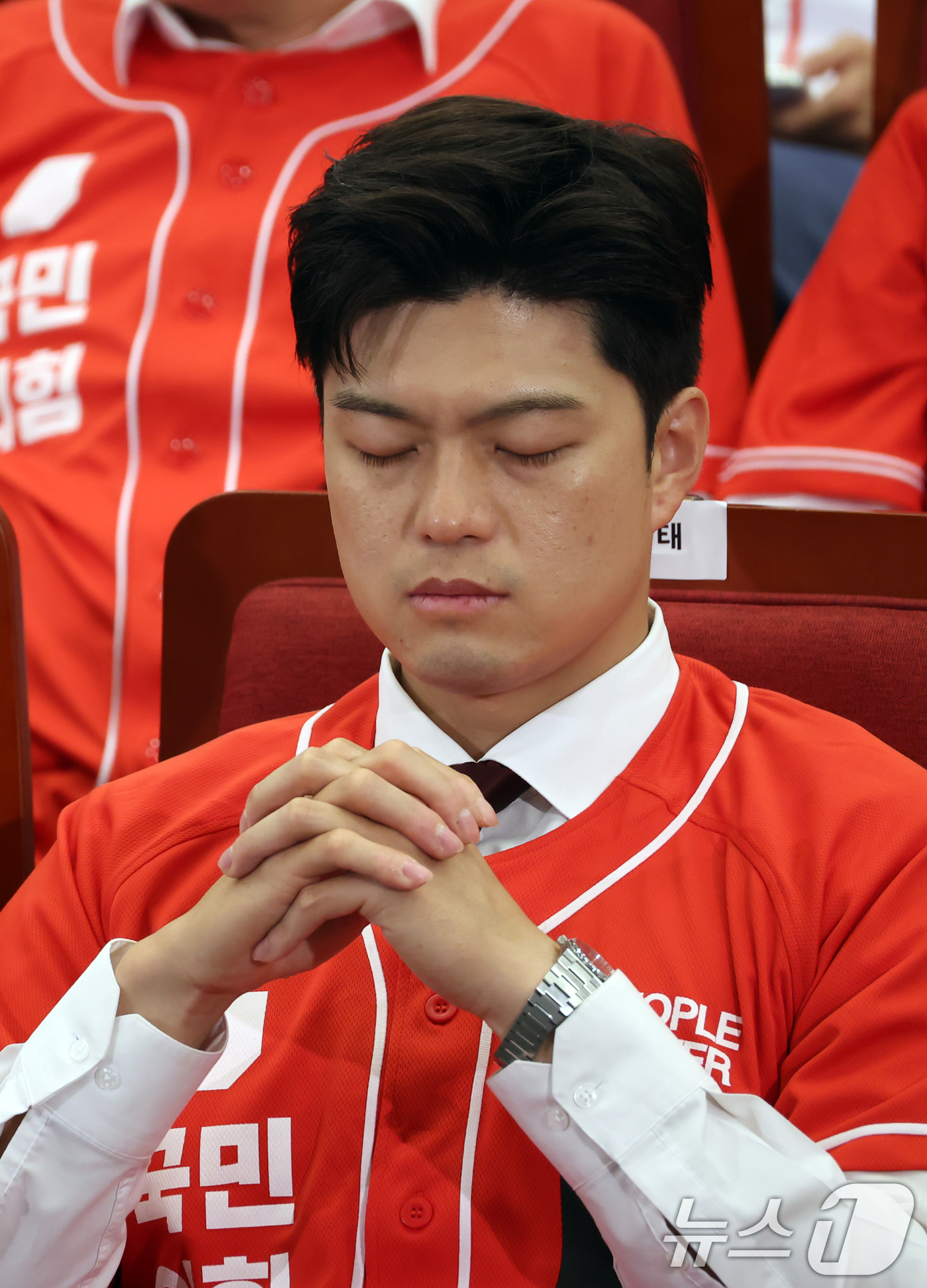 (서울=뉴스1) 이광호 기자 = 김용태 국민의힘 비상대책위원장이 3일 오후 서울 여의도 국회 도서관에 마련된 제21대 대통령선거개표상황실에서 출구조사를 지켜본 후 눈을 감고 있다. …