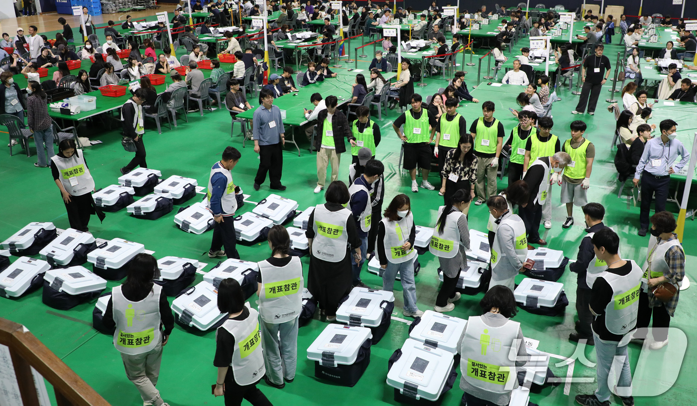 (전주=뉴스1) 유경석 기자 = 제21대 대통령 선거일인 3일 전북 전주시 화산체육관에 마련된 개표소에서 개표사무원들이 개표 준비 작업을 하고 있다. 2025.6.3/뉴스1