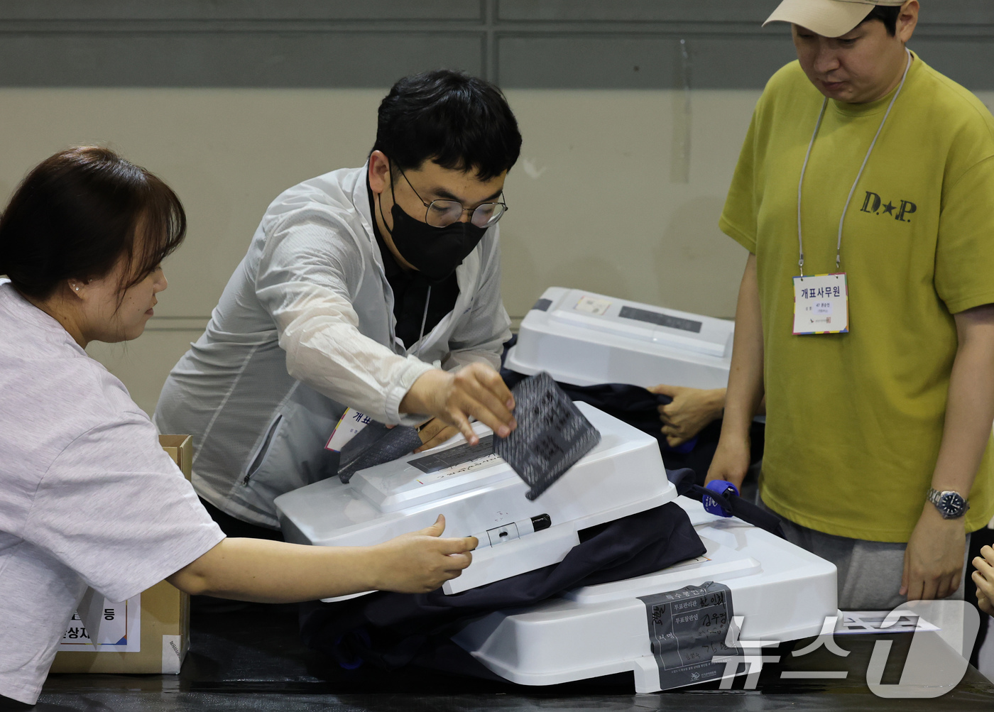 (대전=뉴스1) 김기태 기자 = 제21대 대통령 선거 투표가 실시된 3일 대전 서구 KT인재개발원에 마련된 개표소에서 개표사무원들이 사전투표 투표함 봉인지를 제거하고 있다. 202 …