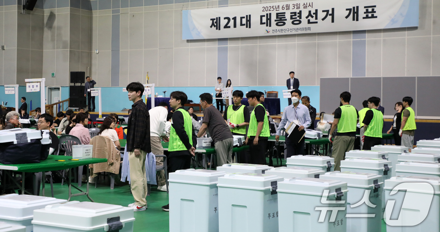 (전주=뉴스1) 유경석 기자 = 제21대 대통령 선거일인 3일 전북 전주시 화산체육관에 마련된 개표소에서 개표사무원들이 개표 작업을 하고 있다. 2025.6.3/뉴스1
