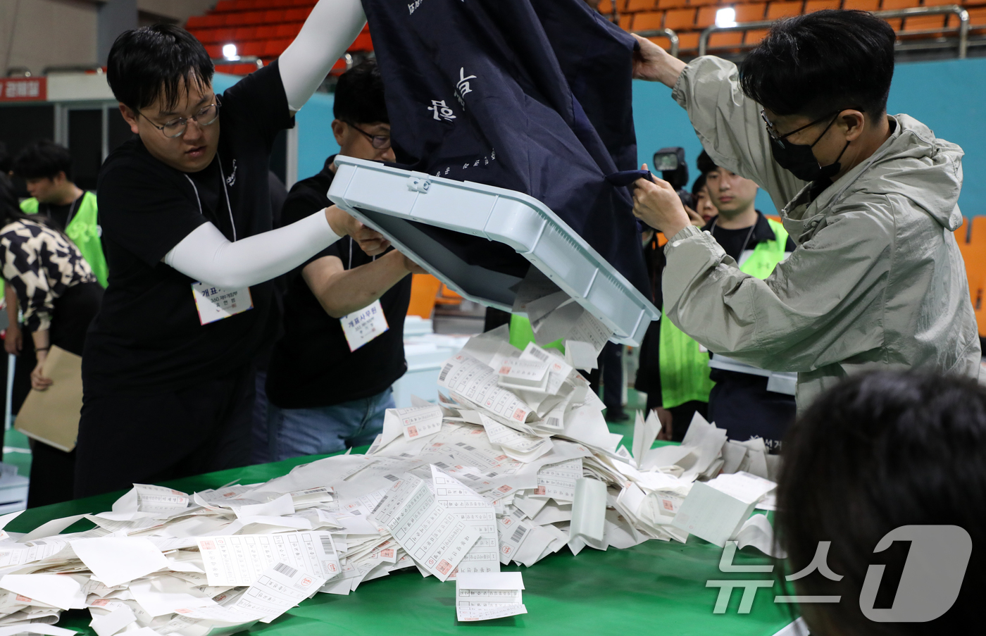 (전주=뉴스1) 유경석 기자 = 제21대 대통령 선거일인 3일 전북 전주시 화산체육관에 마련된 개표소에서 개표사무원들이 개표 작업을 하고 있다. 2025.6.3/뉴스1