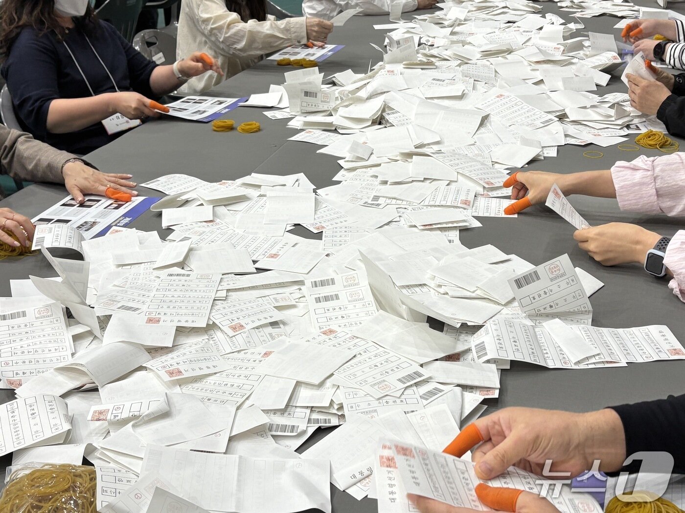 본문 이미지 - 3일 경남 거제실내체육관 개표소에서 개표사무원들이 투표용지를 분류하고 있다.2025.06.03/뉴스1 강미영기자