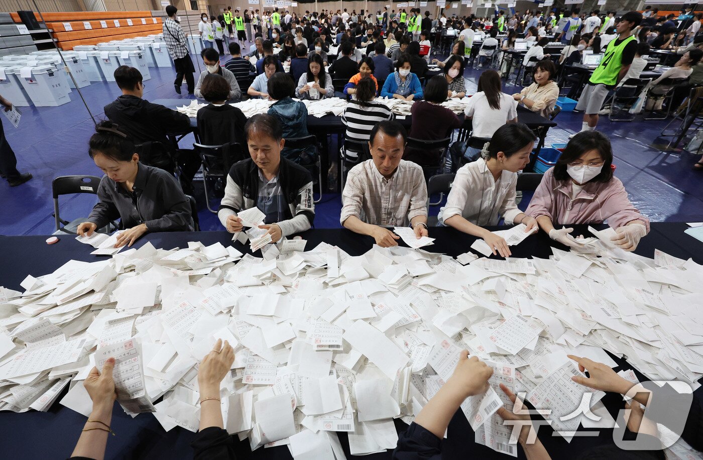 본문 이미지 - 3일 오후 서울 서대문구 명지전문대 체육관에서 제21대 대통령선거 개표가 진행되고 있다. 2025.6.3/뉴스1 ⓒ News1 박지혜 기자