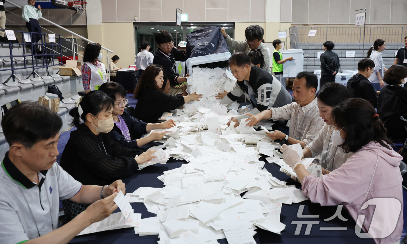 (서울=뉴스1) 박지혜 기자 = 3일 오후 서울 서대문구 명지전문대 체육관에서 제21대 대통령선거 개표가 진행되고 있다. 2025.6.3/뉴스1
