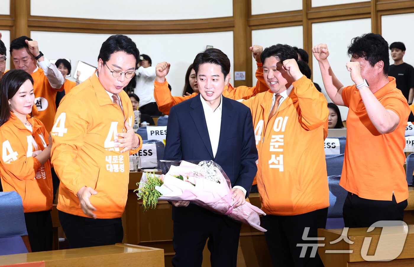 본문 이미지 - 이준석 개혁신당 대통령 후보가 3일 서울 여의도 국회 의원회관에 마련된 제21대 대통령선거 개표상황실에 입장하며 꽃다발을 받아 들고 있다. 2025.6.3/뉴스1 ⓒ News1 김민지 기자