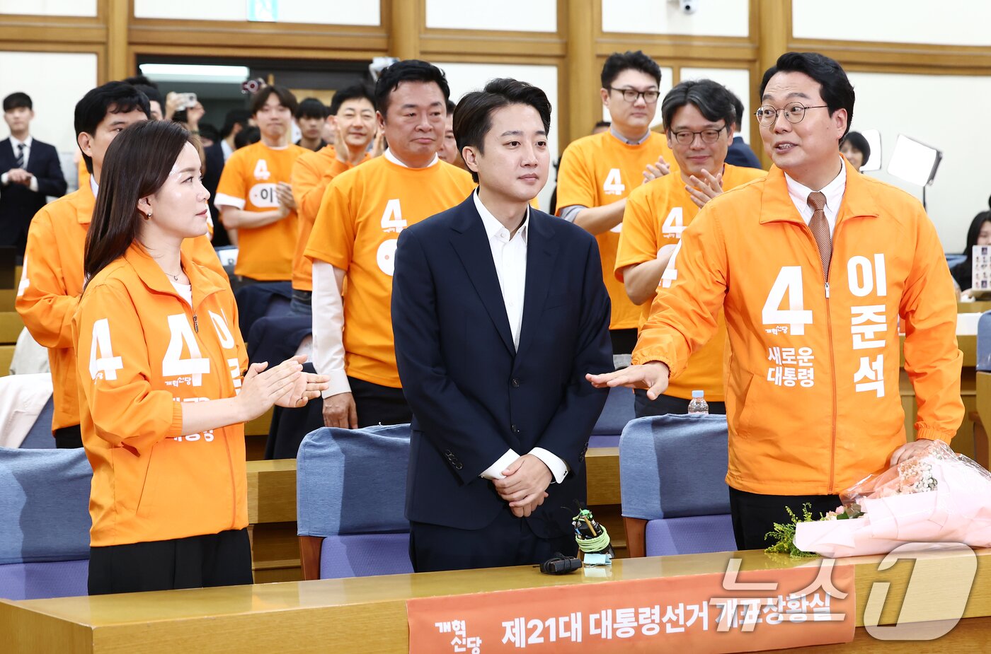 본문 이미지 - 이준석 개혁신당 대통령 후보가 3일 서울 여의도 국회 의원회관에 마련된 제21대 대통령선거 개표상황실에서 입장을 밝히기 위해 자리하고 있다. 2025.6.3/뉴스1 ⓒ News1 김민지 기자