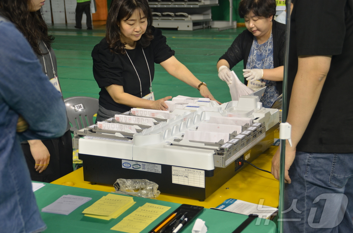 (원주=뉴스1) 신관호 기자 = 제21대 대통령 선거의 개표가 3일 강원 원주시 원주종합체육관에서 진행되고 있다. 2025.6.3/뉴스1