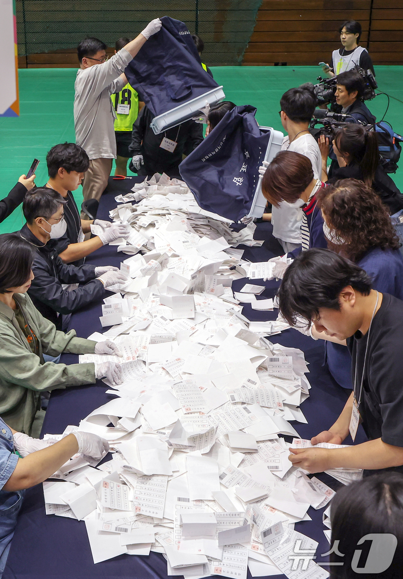 (서울=뉴스1) 민경석 기자 = 제21대 대통령 선거 투표일인 3일 오후 서울 관악구 서울대학교 체육관에 마련된 개표소에서 선거사무원들이 개표를 시작하고 있다. 2025.6.3/뉴 …