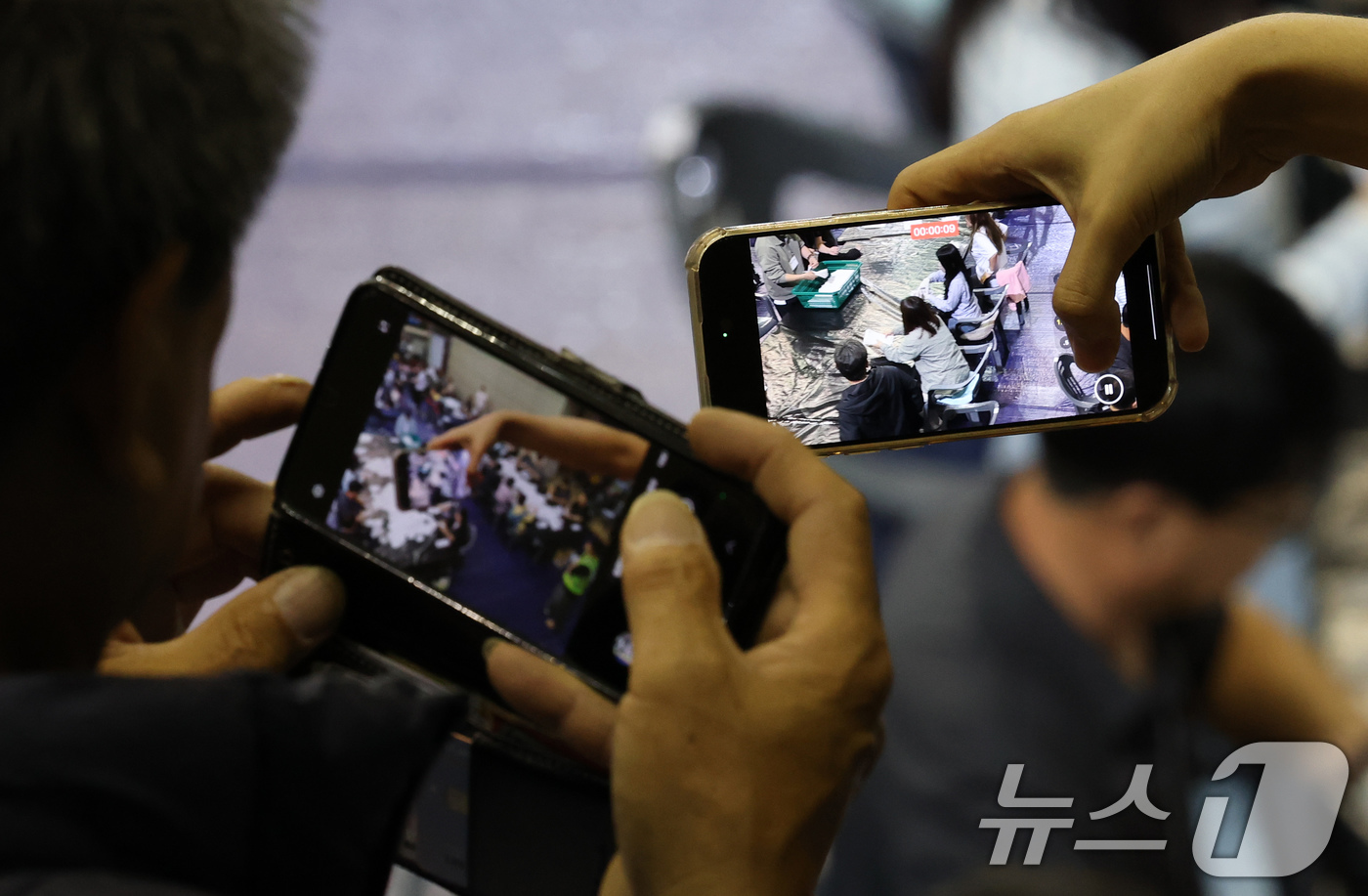 (대전=뉴스1) 김기태 기자 = 제21대 대통령 선거 투표가 실시된 3일 대전 서구 KT인재개발원에 마련된 개표소에서 개표 관람인들이 투표용지 분류 상황을 촬영하고 있다. 2025 …