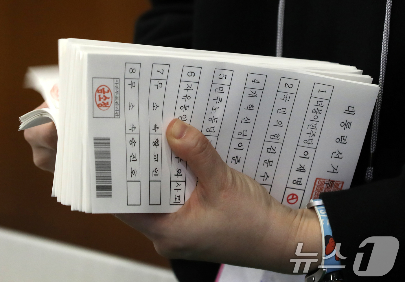 (부산=뉴스1) 윤일지 기자 = 제21대 대통령 선거 투표가 종료된 3일 오후 부산 남구 국립부경대학교 대연캠퍼스 체육관에 마련된 개표소에서 개표사무원들이 투표지 분류 작업을 하고 …