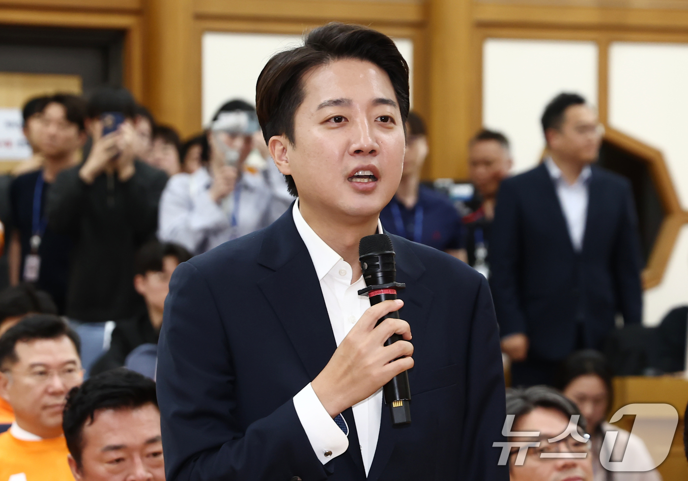 (서울=뉴스1) 김민지 기자 = 이준석 개혁신당 대통령 후보가 3일 서울 여의도 국회 의원회관에 마련된 제21대 대통령선거 개표상황실에서 입장을 밝히고 있다. 2025.6.3/뉴스 …