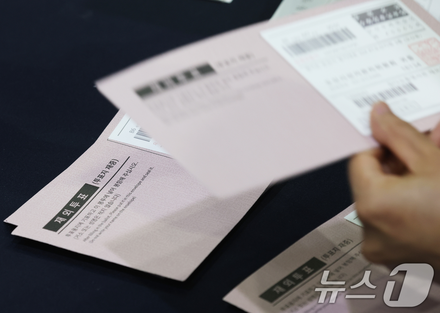 (오산=뉴스1) 김영운 기자 = 제21대 대통령 선거일인 3일 오후 경기 오산시 오산오색문화체육센터에 마련된 개표소에서 개표 사무원들이 재외투표 개표를 하고 있다. 2025.6.3 …