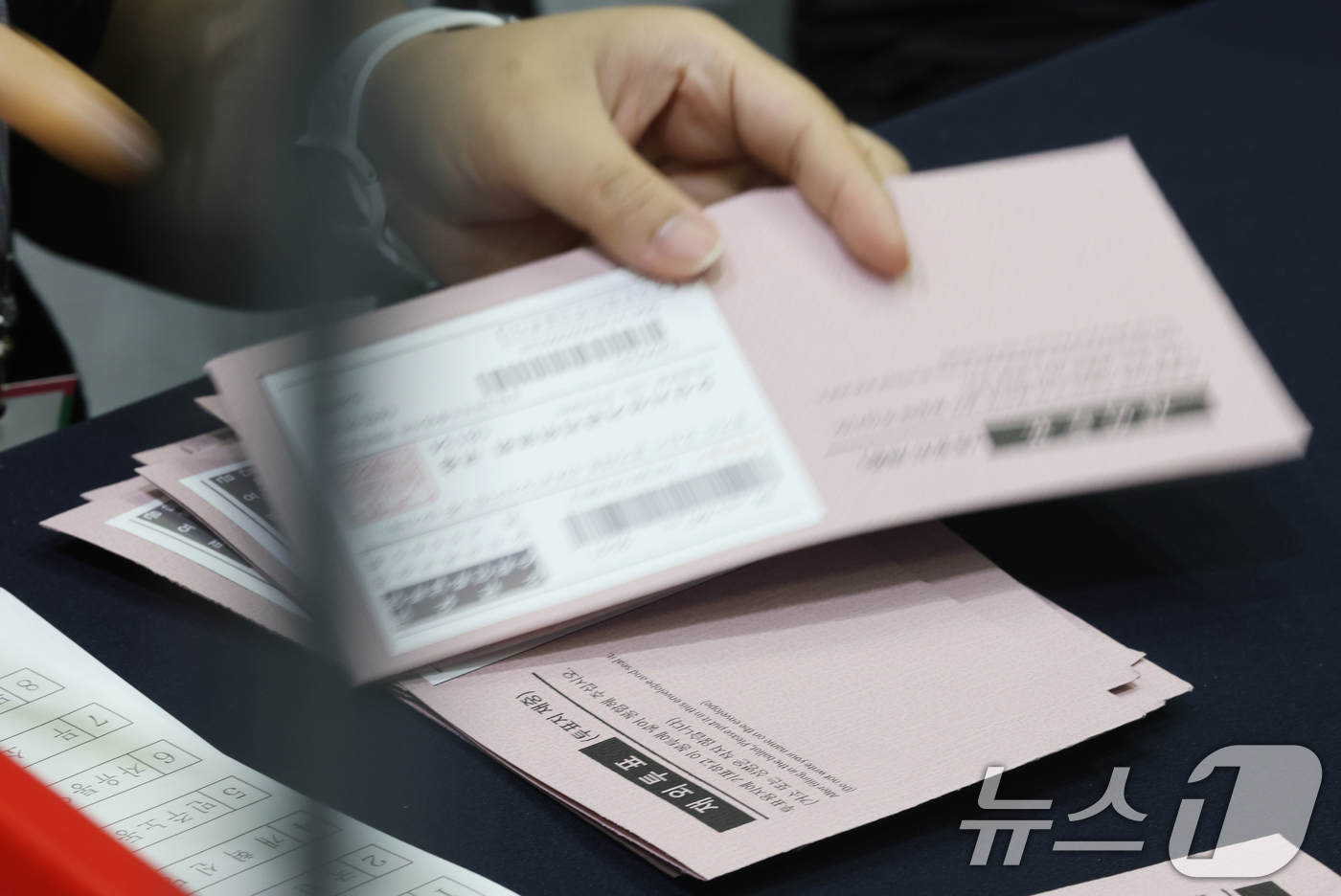 (오산=뉴스1) 김영운 기자 = 제21대 대통령 선거일인 3일 오후 경기 오산시 오산오색문화체육센터에 마련된 개표소에서 개표 사무원들이 재외투표 개표를 하고 있다. 2025.6.3 …