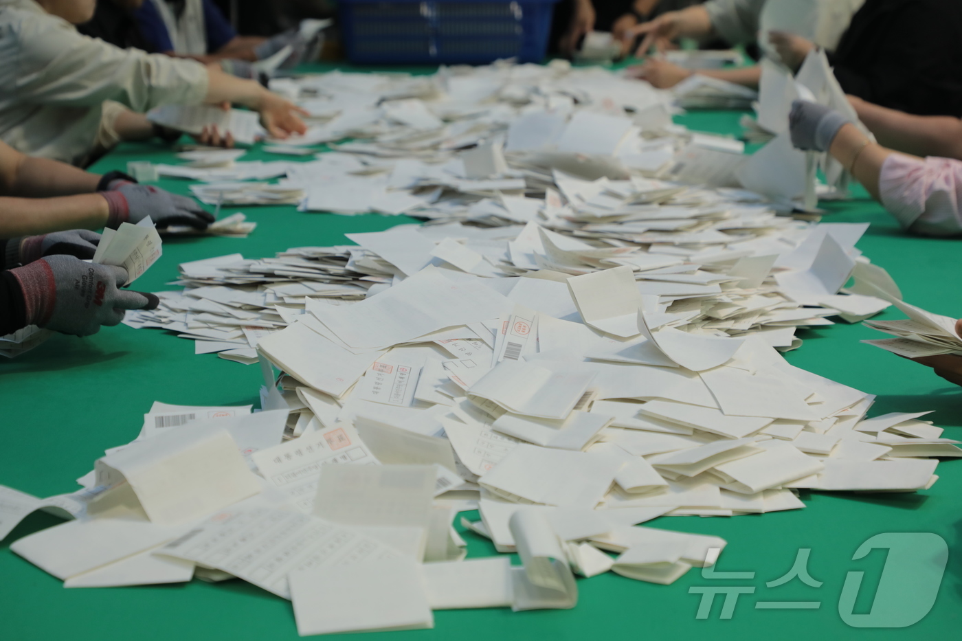 (울산=뉴스1) 김세은 기자 = 21대 대통령선거 개표가 시작된 3일 오후 8시 울산 북구 오토밸리복지센터 체육관에서 개표사무원들이 분주하게 개표하고 있다.  2025.6.3/뉴스 …