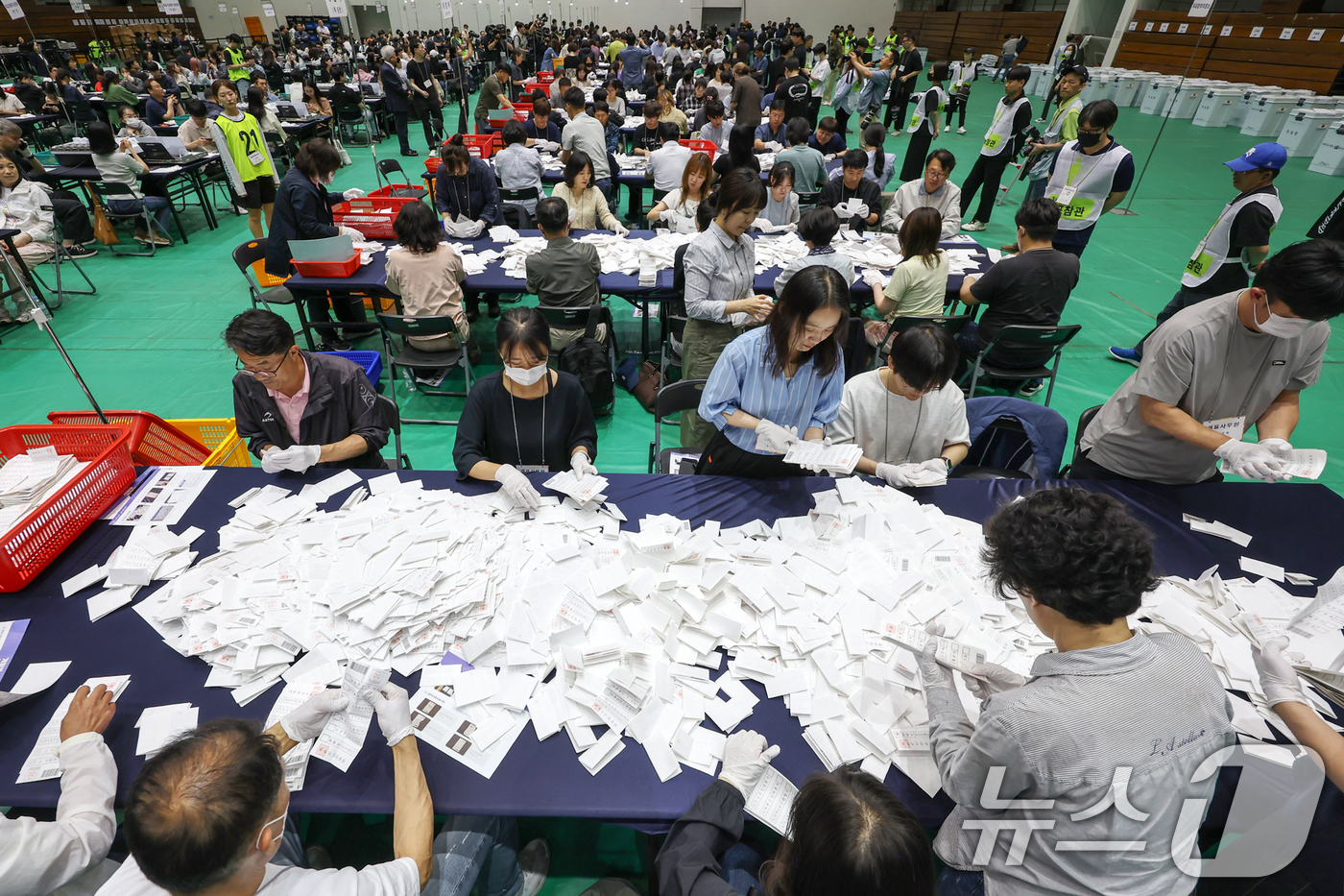 (서울=뉴스1) 민경석 기자 = 제21대 대통령 선거 투표일인 3일 오후 서울 관악구 서울대학교 체육관에 마련된 개표소에서 선거사무원들이 개표를 시작하고 있다. 2025.6.3/뉴 …