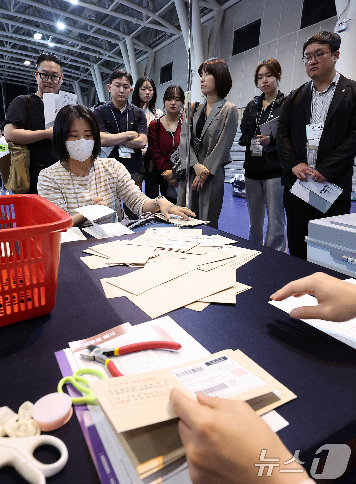 (서울=뉴스1) 박지혜 기자 = 공정선거 참관단이 3일 오후 서울 서대문구 명지전문대 체육관에서 제21대 대통령선거 개표를 참관하고 있다. 2025.6.3/뉴스1