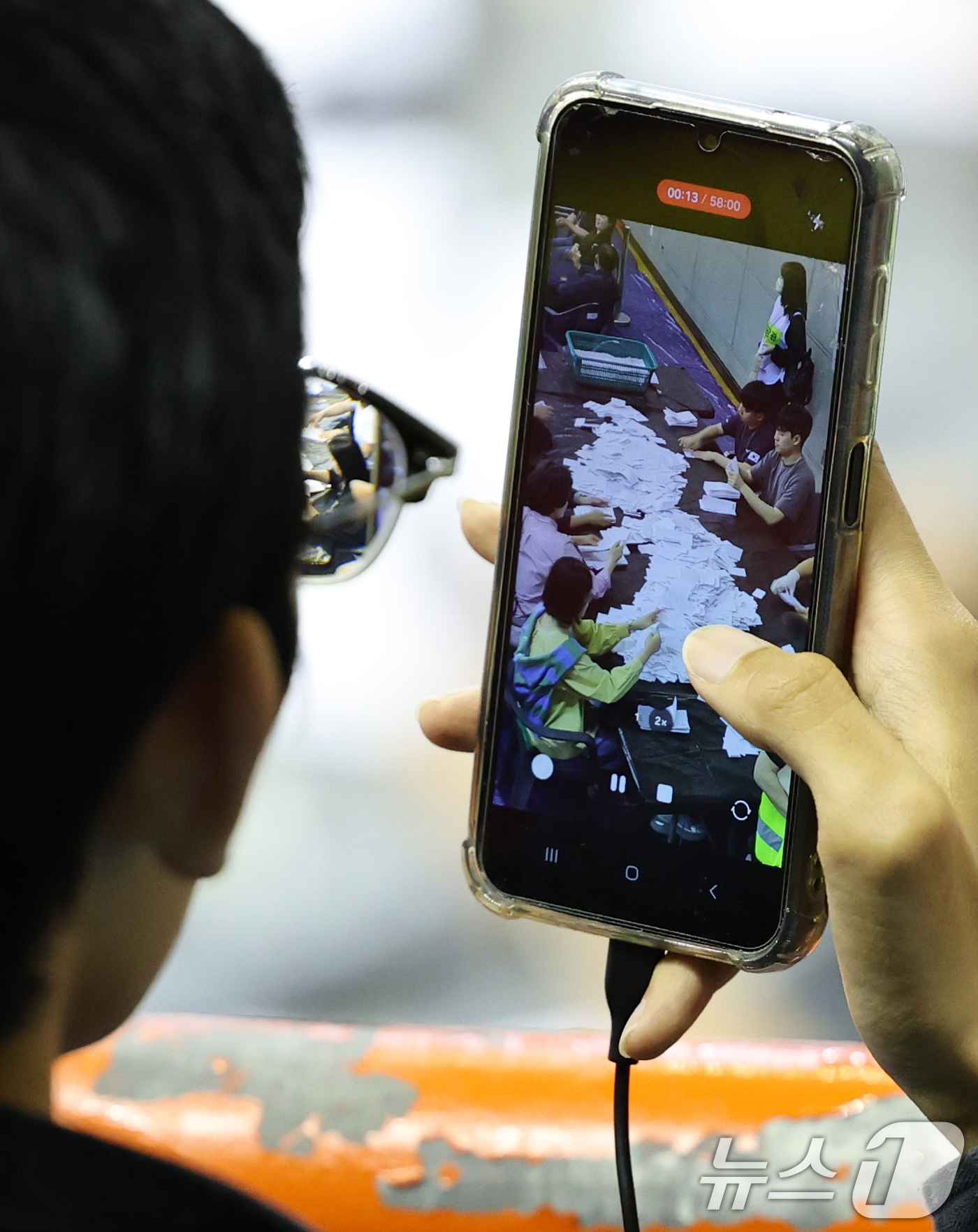 (대전=뉴스1) 김기태 기자 = 제21대 대통령 선거 투표가 실시된 3일 대전 서구 KT인재개발원에 마련된 개표소에서 개표 관람인들이 투표용지 분류 상황을 촬영하고 있다. 2025 …