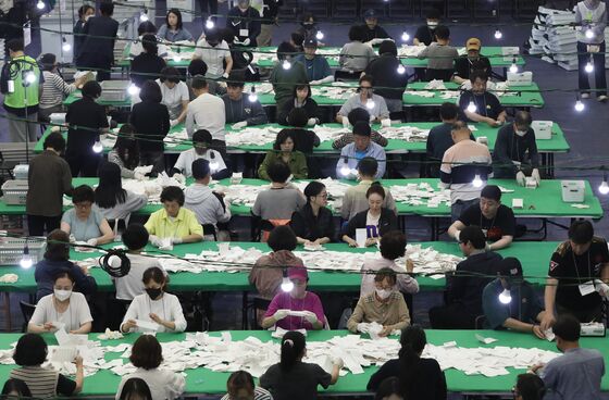 부산, 긴장감 속 '개표'…참관인 "마지막까지 집중해서 지켜볼 것"