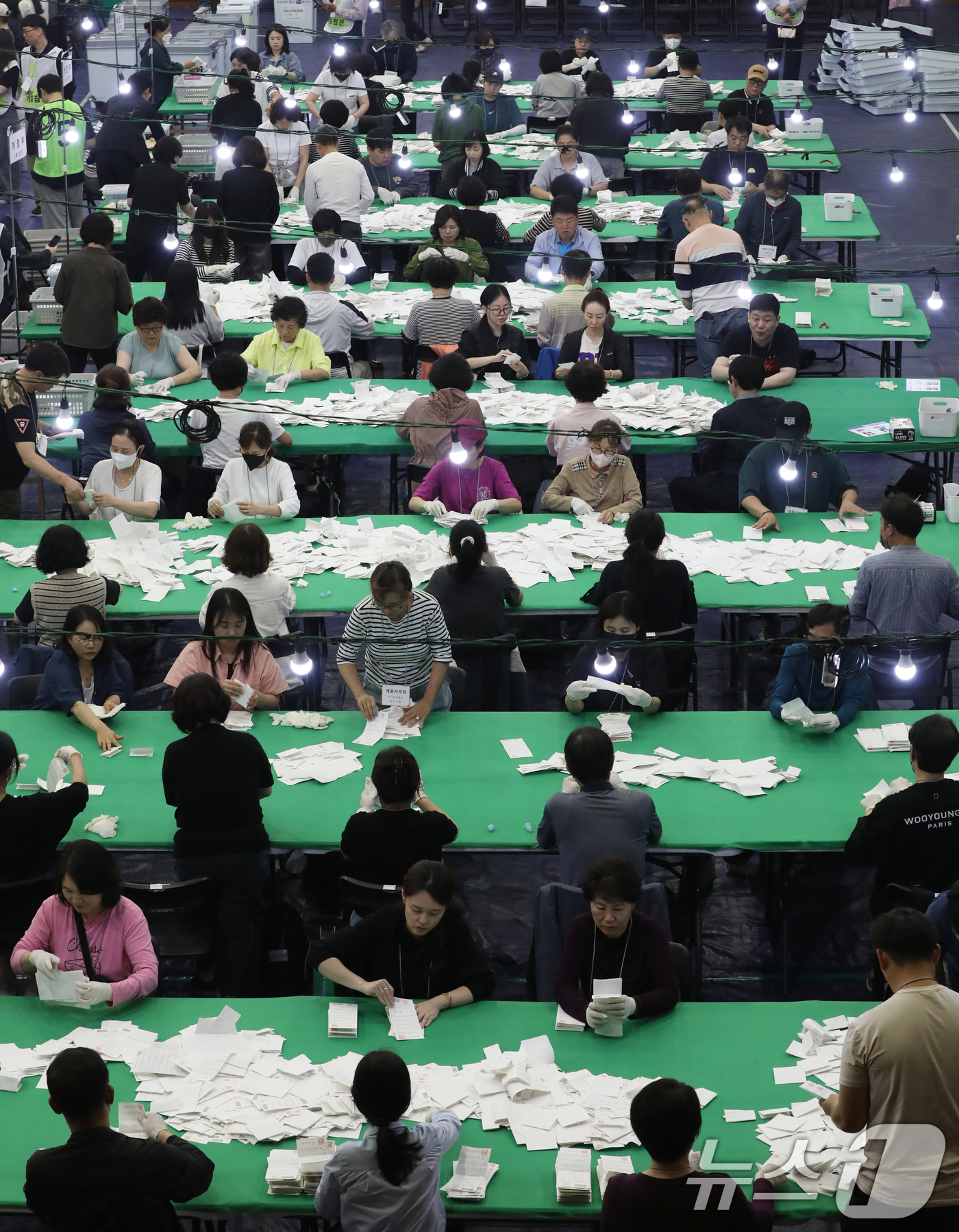 (부산=뉴스1) 윤일지 기자 = 제21대 대통령 선거 투표가 종료된 3일 오후 부산 남구 국립부경대학교 대연캠퍼스 체육관에 마련된 개표소에서 개표사무원들이 투표지 분류 작업을 하고 …